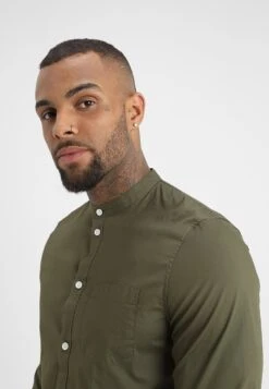 Pier One Muscle Fit Stand- Shirt - Oliv 9 Pier One Muscle Fit Stand- Shirt - Oliv -Fashion Clothing Store 259eaf52e4d4427a96fee394df68933f