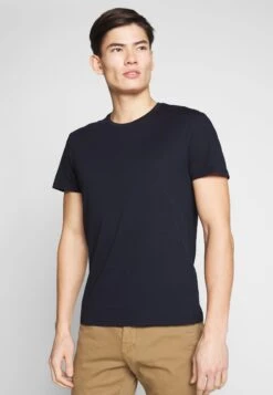 Pier One 2 Pack - Basic T-Shirt - White/Dark Blue 8 Pier One 2 Pack - Basic T-Shirt - White/Dark Blue -Fashion Clothing Store 29e824f9825c4b58be6620e83ee4ac6b