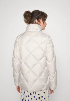 Marc O'Polo Diamond Quilting Detachable Hood Welt Poc - Down Jacket - Chalky Stone -Fashion Clothing Store 5d608c7a9e8b4cf2a9e8b6212c69d85a