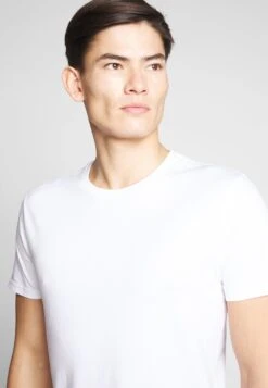 Pier One 2 Pack - Basic T-Shirt - White/Dark Blue 10 Pier One 2 Pack - Basic T-Shirt - White/Dark Blue -Fashion Clothing Store 5d6a04d994e343d2903cc2c1666bad4b