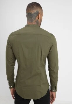 Pier One Muscle Fit Stand- Shirt - Oliv 7 Pier One Muscle Fit Stand- Shirt - Oliv -Fashion Clothing Store 6203a98ce2074a57aa2427fe331f99cb