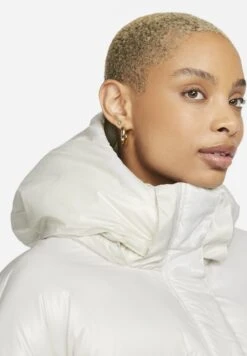 Nike Sportswear W Nsw Tf Synfl City Hd Jkt - Winter Jacket - Light Bone/Black -Fashion Clothing Store 6bb3f565f63a4b7a9c3a7ee31ef1f0ba