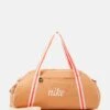 Nike Performance Gym Club Retro - Sports Bag - Amber Brown/Bright Crimson