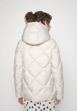 Marc O'Polo Diamond Quilting Detachable Hood Welt Poc - Down Jacket - Chalky Stone -Fashion Clothing Store c7bdcc6c305f4c4d9074a82e48cc8157