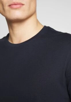 Pier One 2 Pack - Basic T-Shirt - White/Dark Blue 11 Pier One 2 Pack - Basic T-Shirt - White/Dark Blue -Fashion Clothing Store de6827f8d2cf4a2c856d09a9d7f8109d