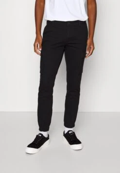 Pier One 2 Pack - Cargo Trousers - Olive/Black -Fashion Clothing Store e0bf2536d5a04652937019f4273abb8d